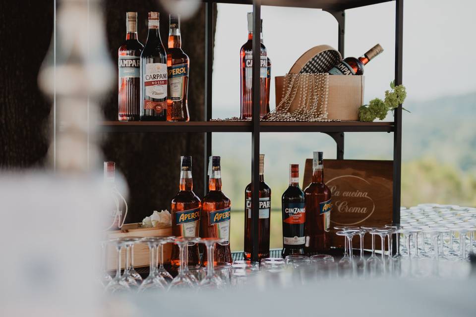 scaffale_bottiglie_aperitivi_bicchieri