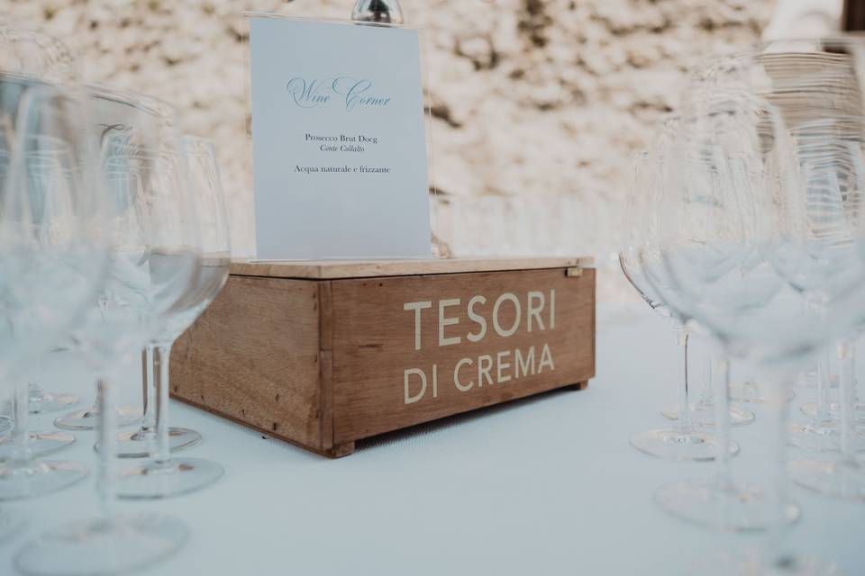 scatola_legno_tavolo_bicchieri