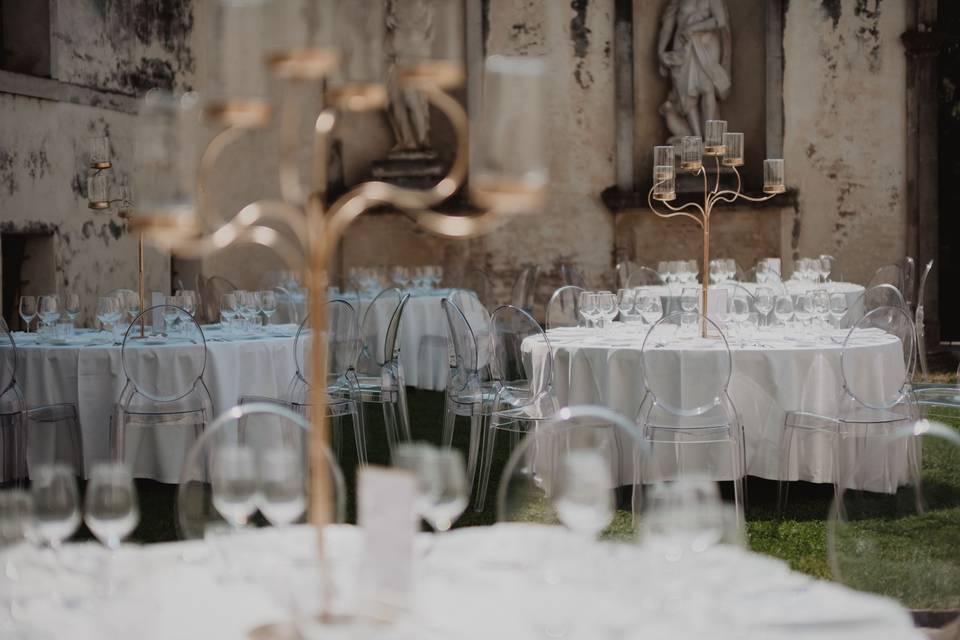 tavoli_rotondi_apparecchiati_candelabri