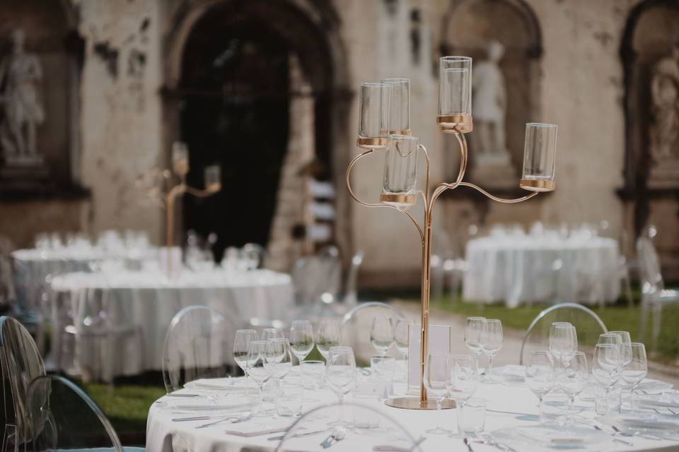 tavolo_elegante_candelabro_oro