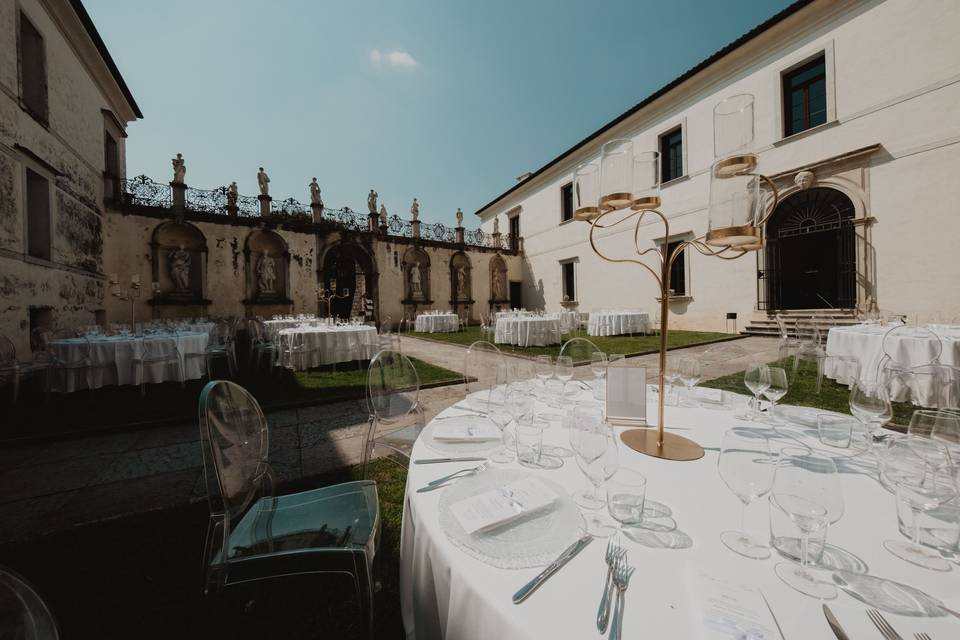 tavolo_rotondo_candelabro_clessidra