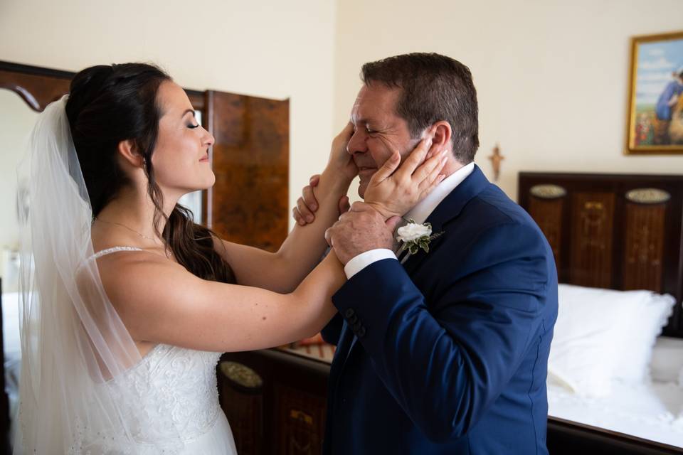 Papà della sposa piange