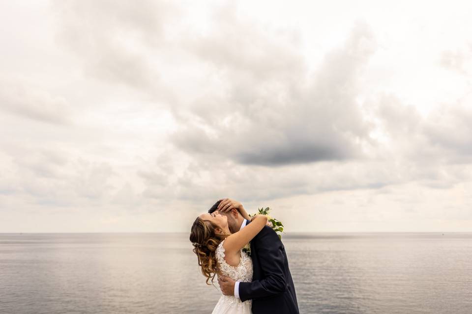 Bacio sposi al mare