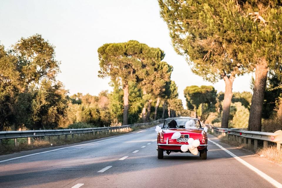 L'auto degli sposi in fuga