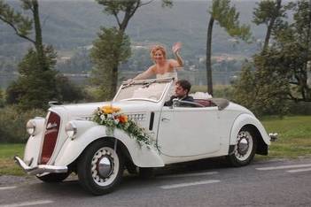 Gli sposi in auto
