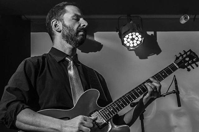 Chitarra: Francesco Bega