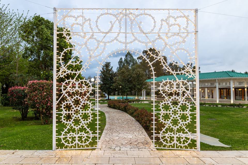 Arco vialetto illuminato