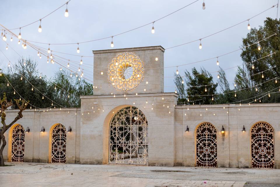 Cortile esterno illuminato