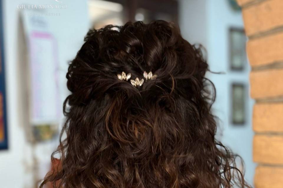 Semi raccolti su capelli ricci