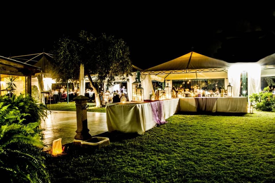 Buffet nel giardino