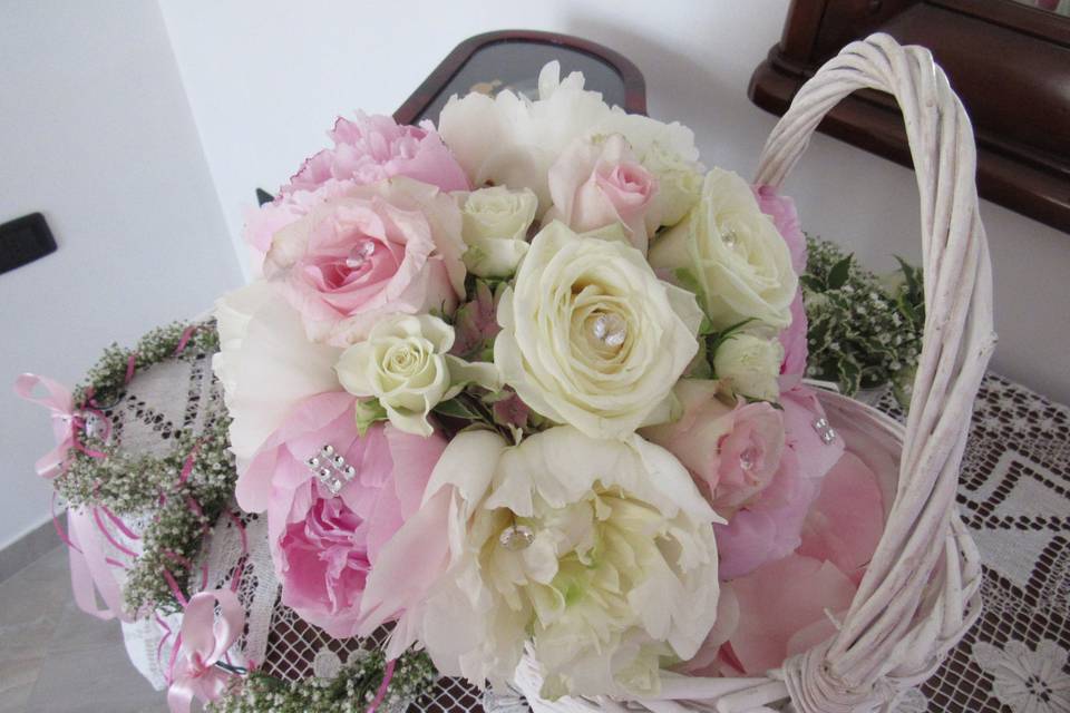 Bouquet di rose e peonie