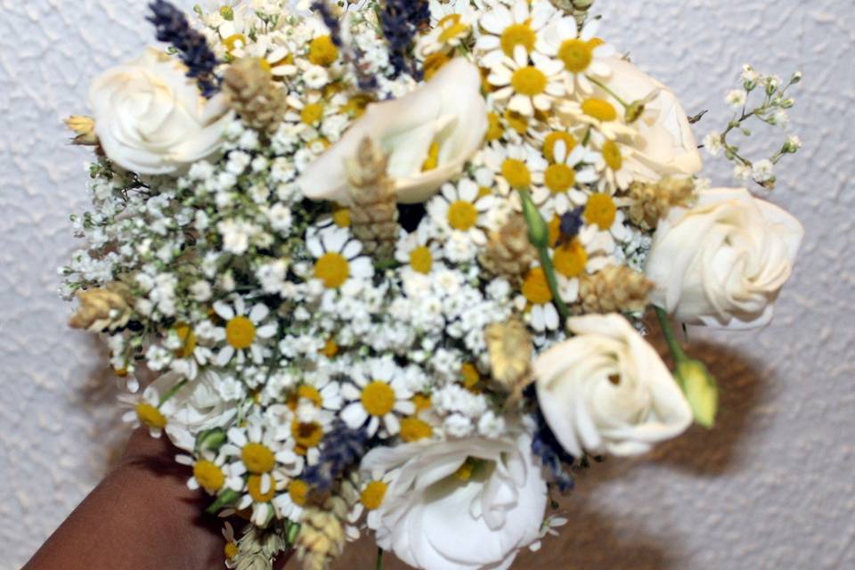 Bouquet con fiori di campo