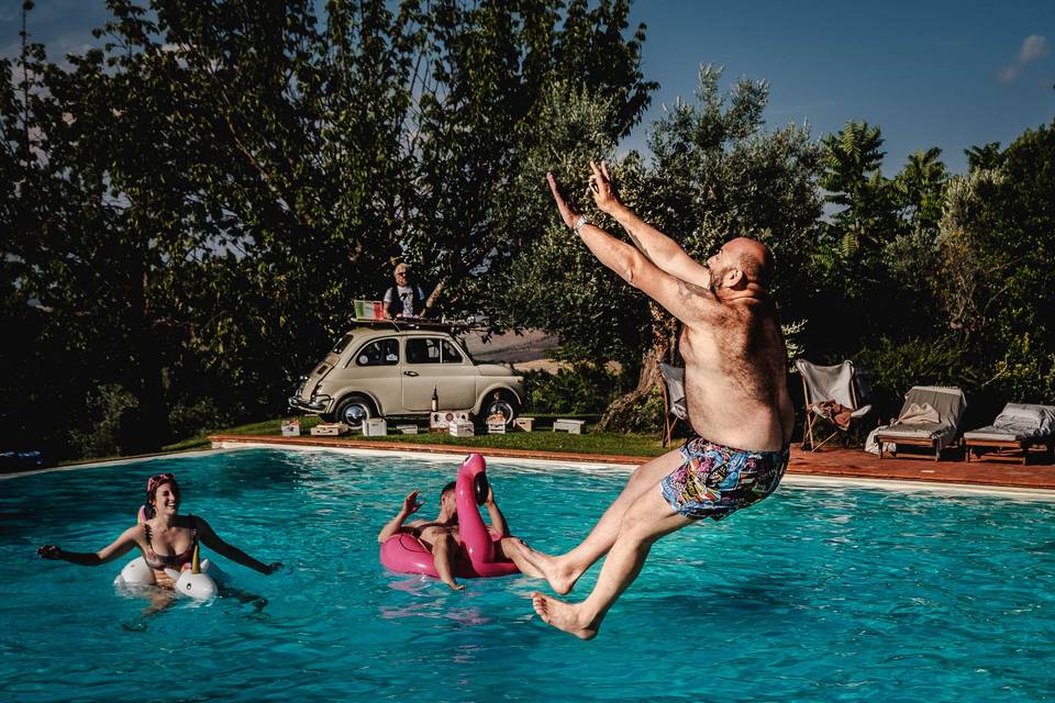 Bagno in piscina sposi