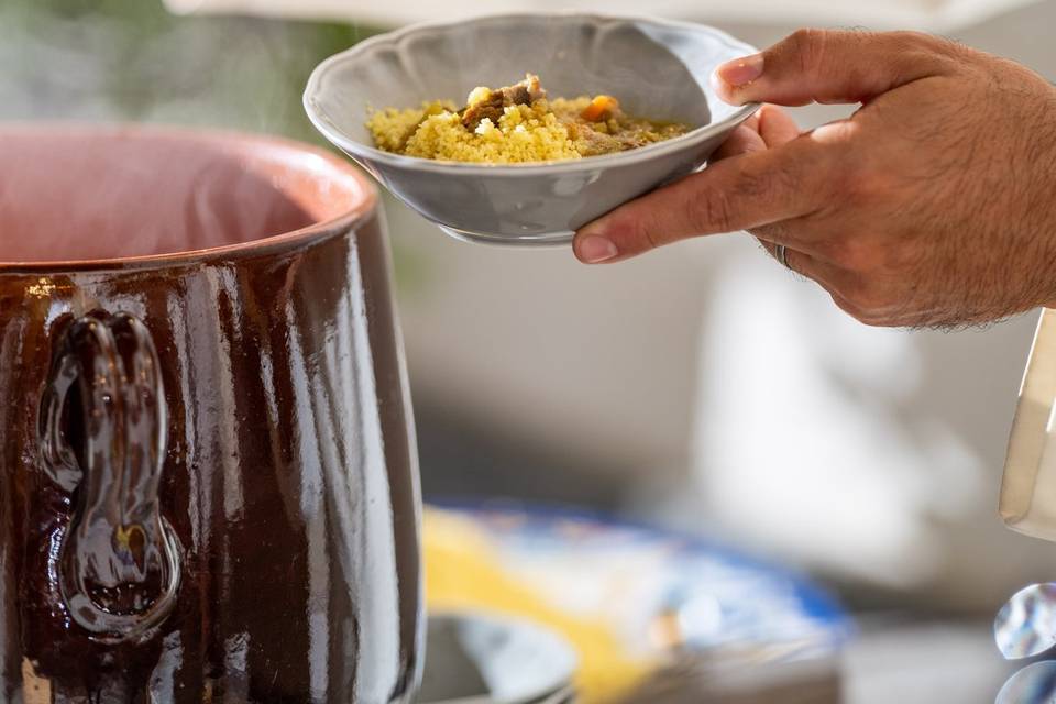 Cameriere che serve il vino