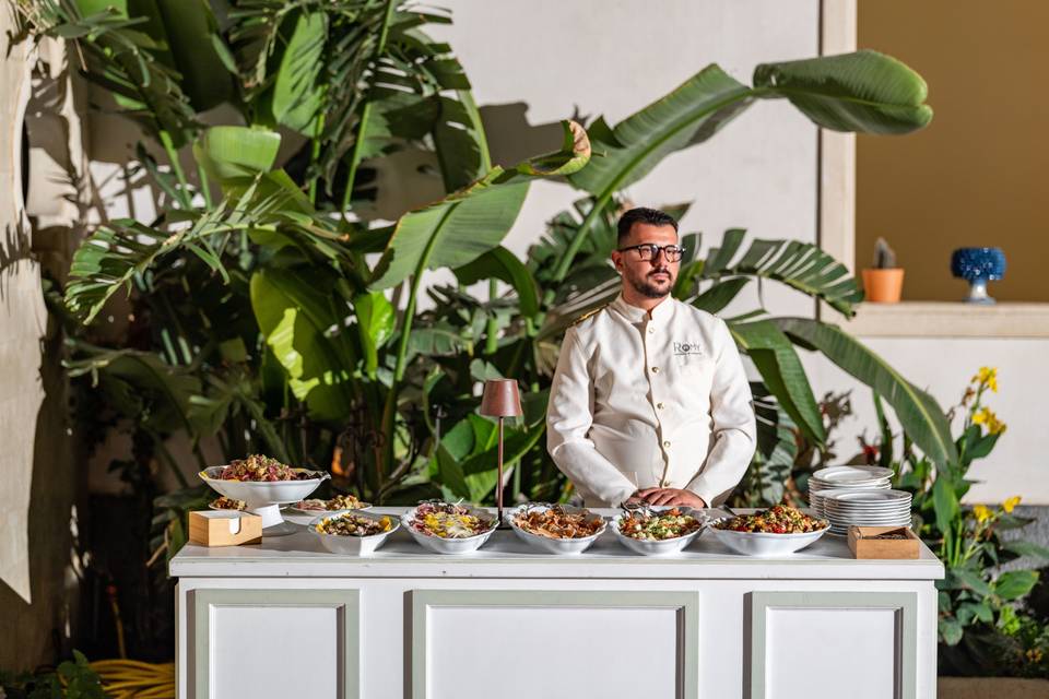 Cameriere dietro il bancone del buffet