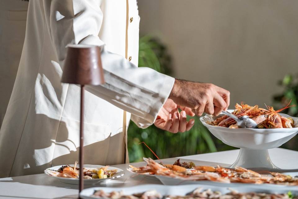 Chef che impiatta un piatto