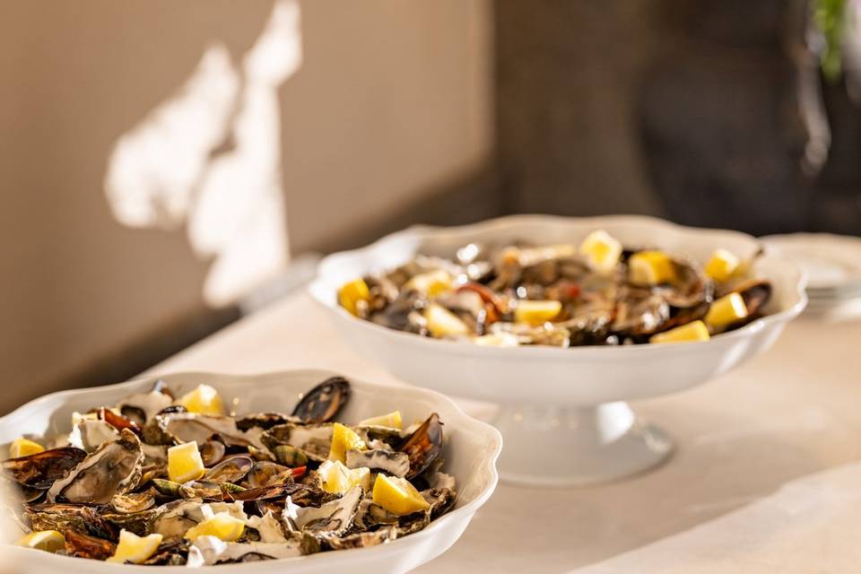 Ciotole buffet sotto il sole