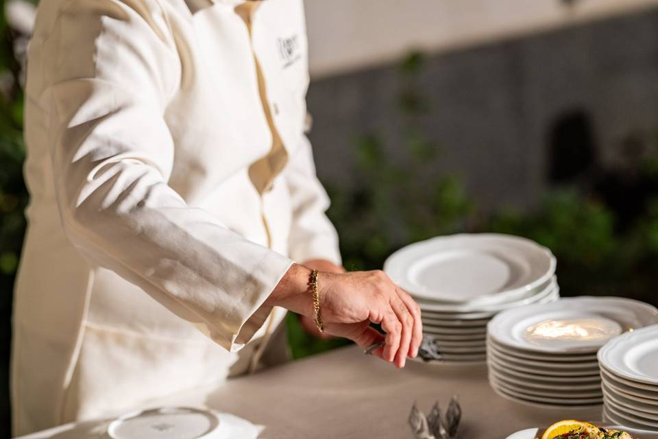 Cuoco che dispone il cibo
