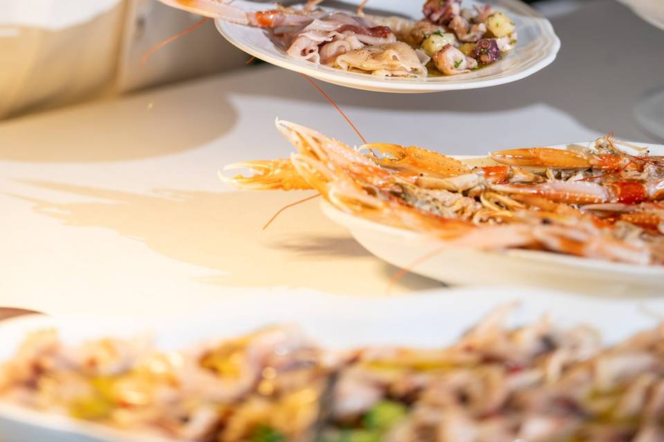 Mani dello chef che servono il cibo