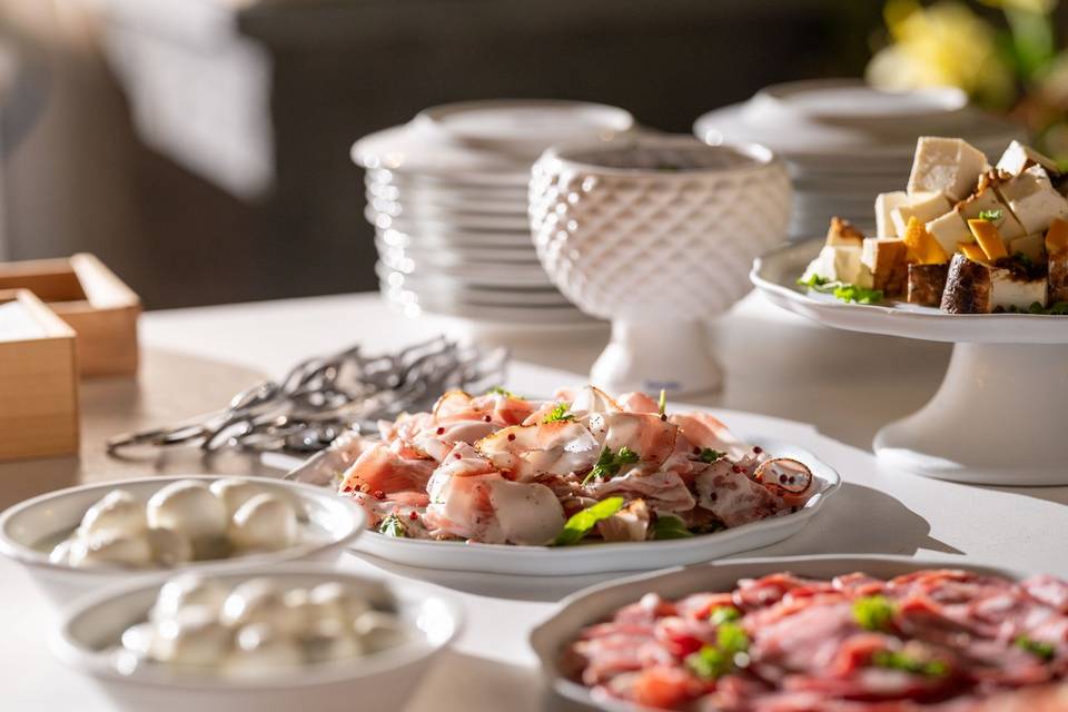 Piatti pronti sul tavolo del buffet