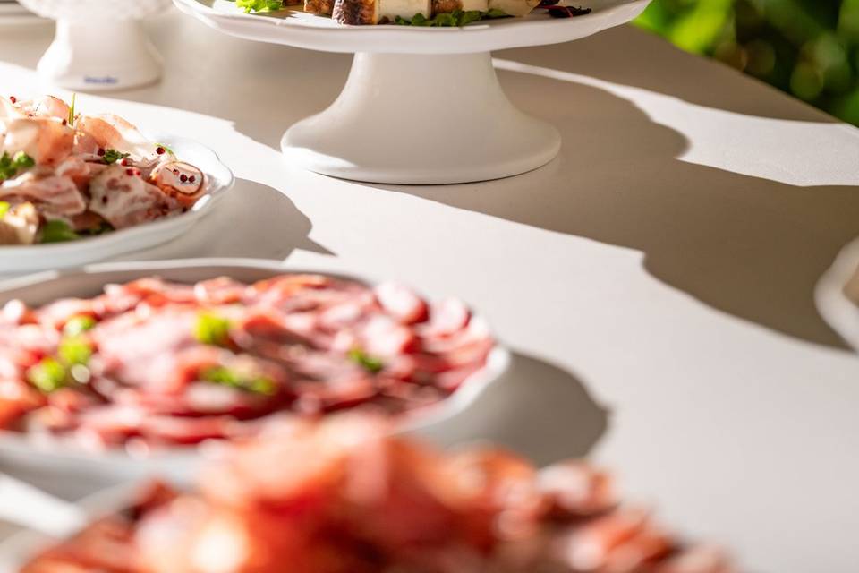 Prosciutto affettato su vassoio