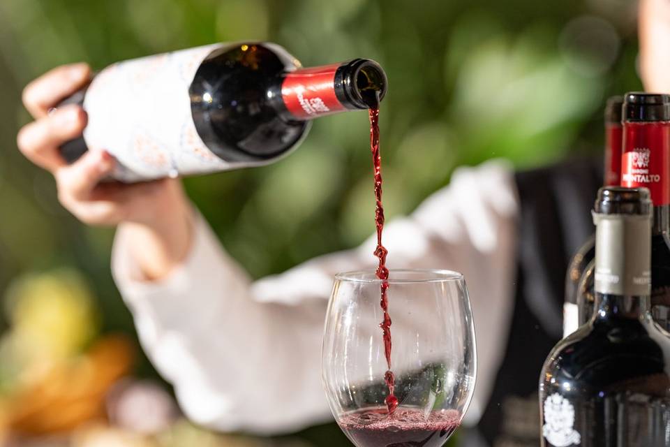 Versamento del vino nel bicchiere