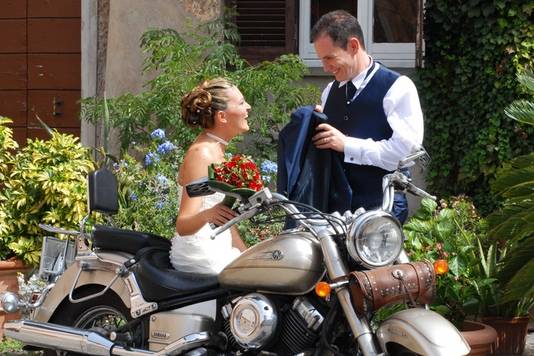 La sposa e lo sposo in moto