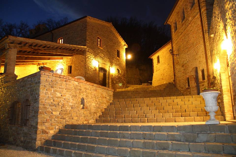 Borgo Cisterna di sera
