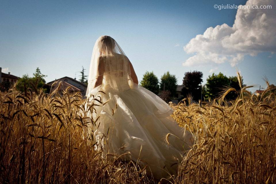 Sposa campo di grano