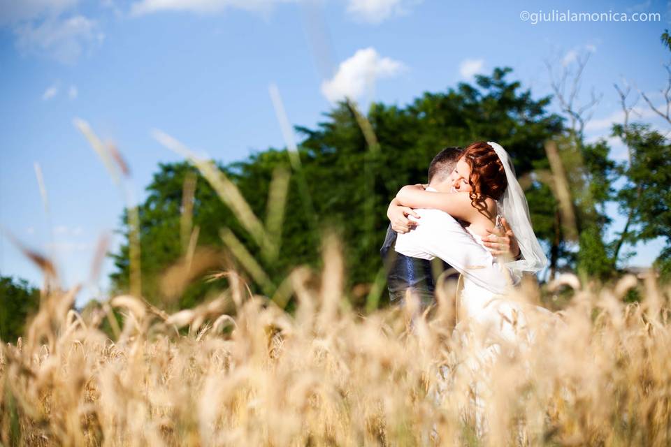 Sposi campo di grano