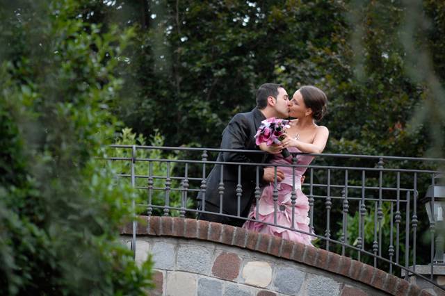 Un bacio romantico sul ponte