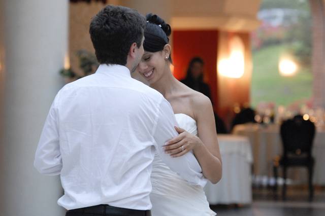 Un bacio romantico sul ponte