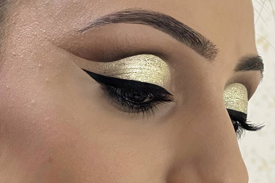 Cut crease