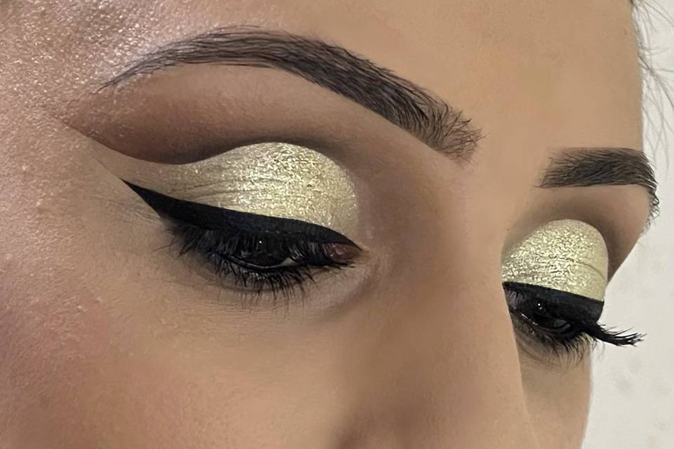 Cut crease