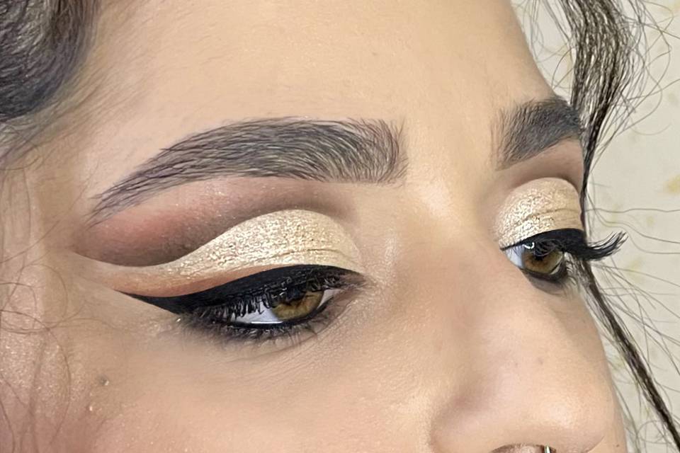 Cut crease