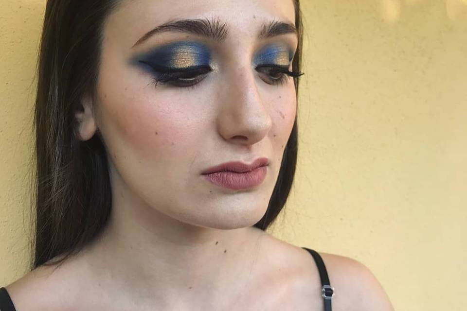 Bold blue-golden makeup