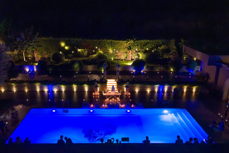 Taglio torta in piscina resort