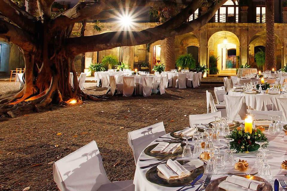 Allestimento della cena con ta