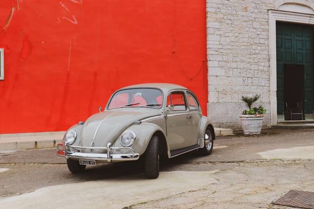 Auto senza addobbi fuori chies