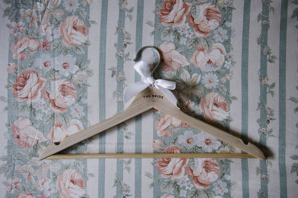 Bride hanger