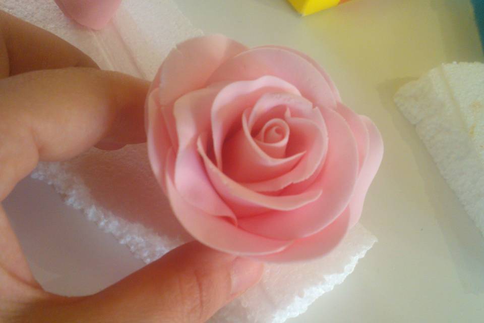 Rosa in gum paste