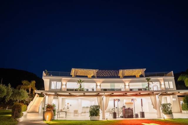 Fronte villa sera