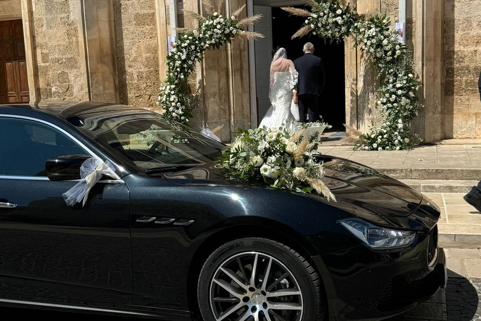 Esterno chiesa e auto