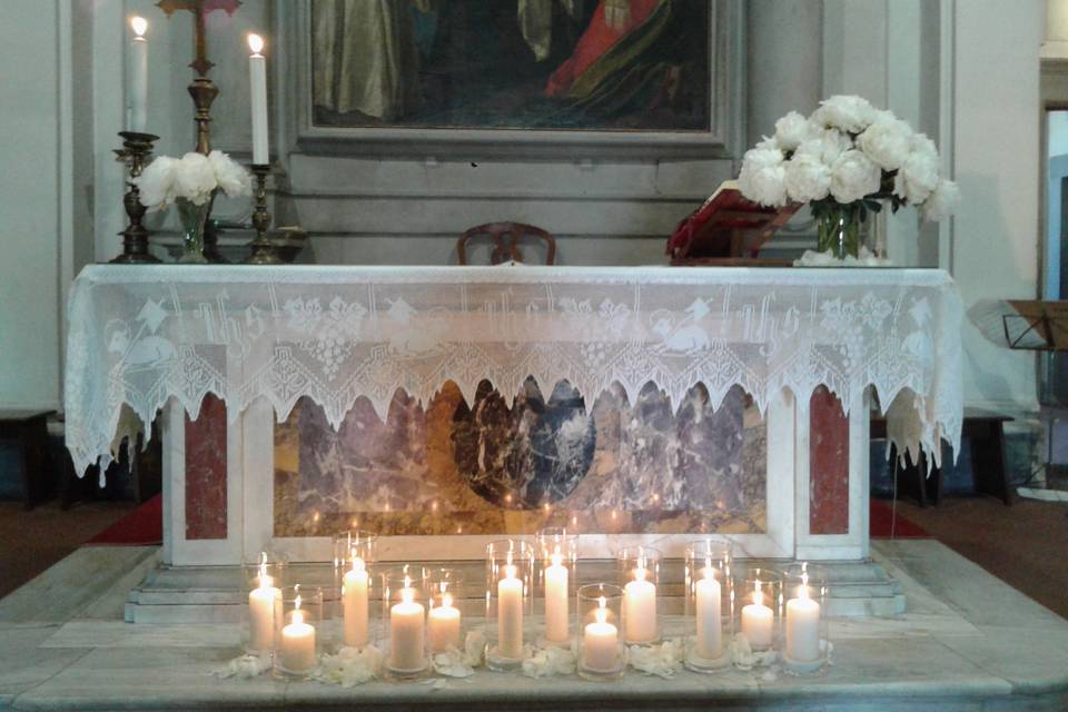 Altarino con peonie e candele