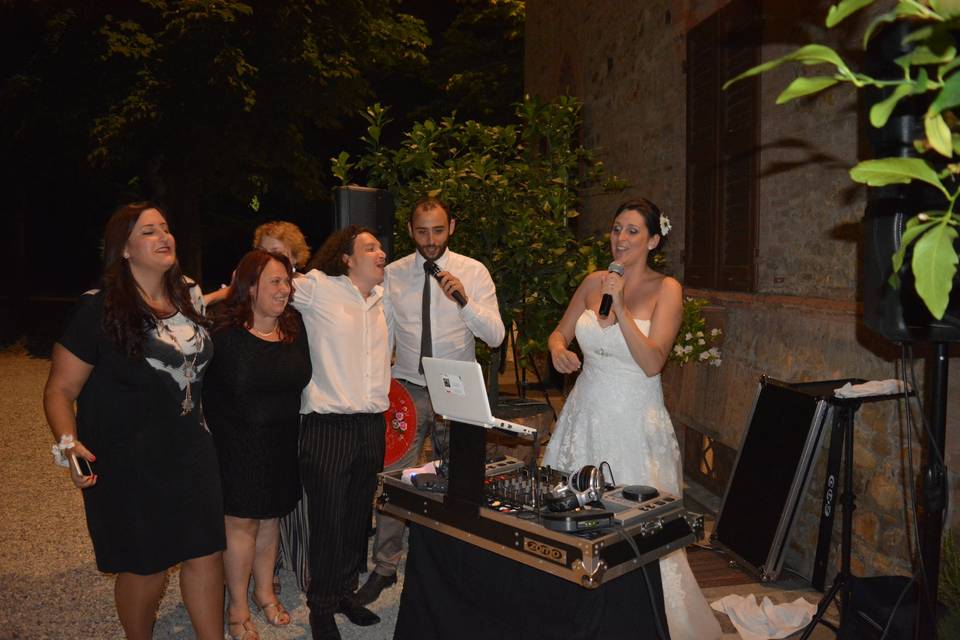 La sposa gli amici il karaoke