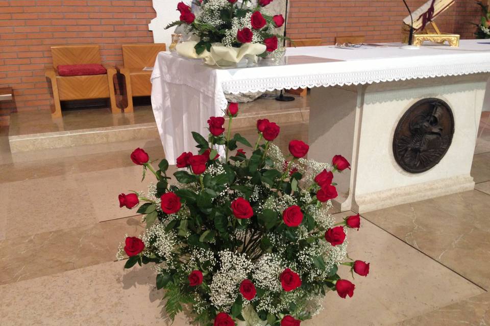 Una chiesa di rose rosse