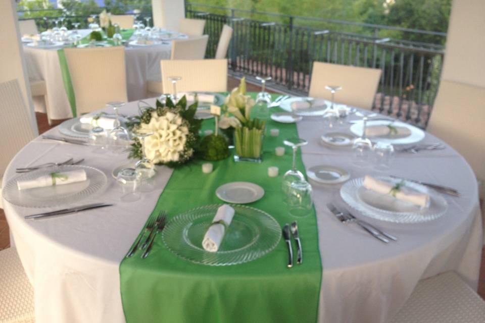 Allestimento tavoli verde