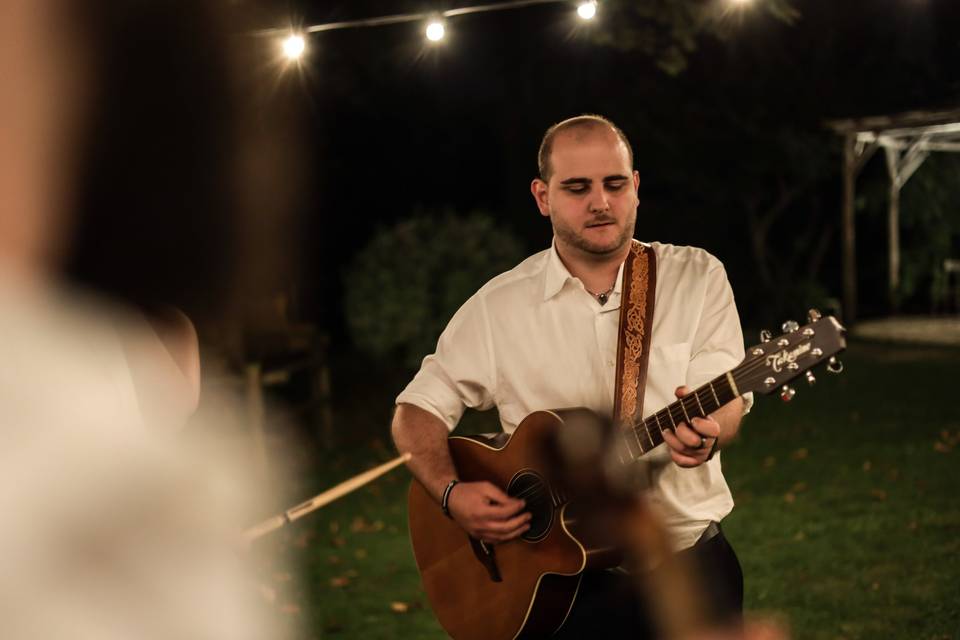 Alessio (chitarra e voce)