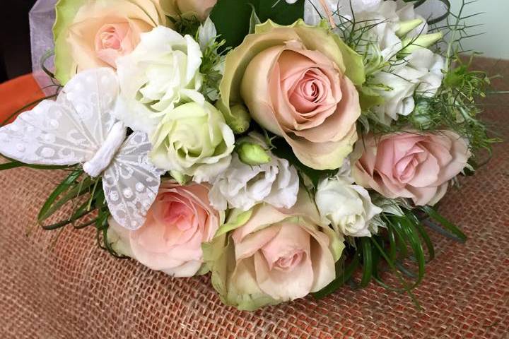 Bouquet sposa:rose e bouvardia