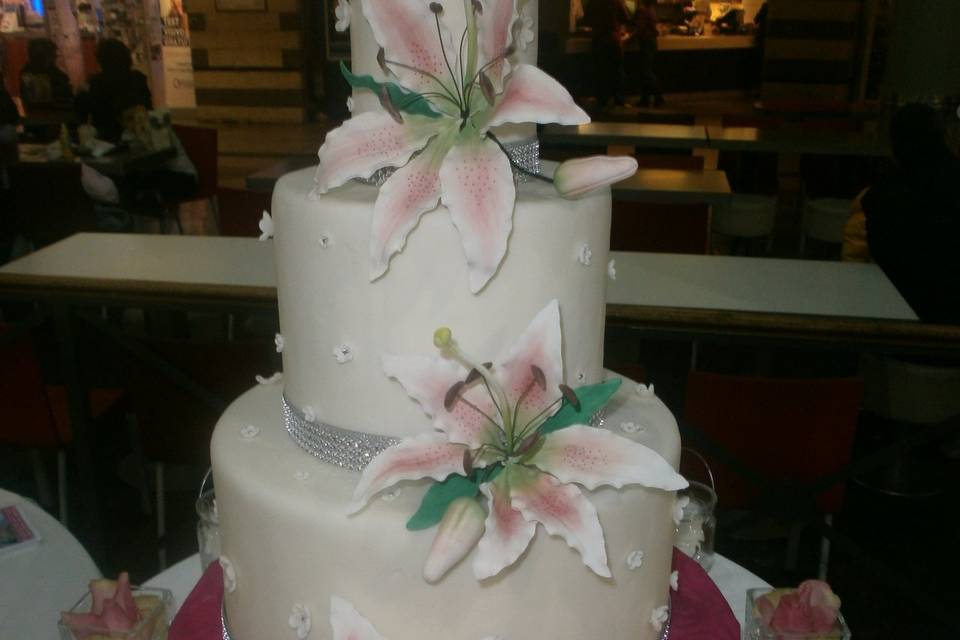 Wedding cake con lilium